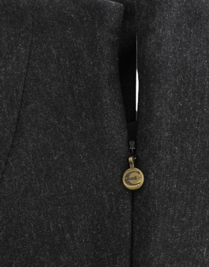 Elegante vestido gris sin tirantes con detalles dorados
