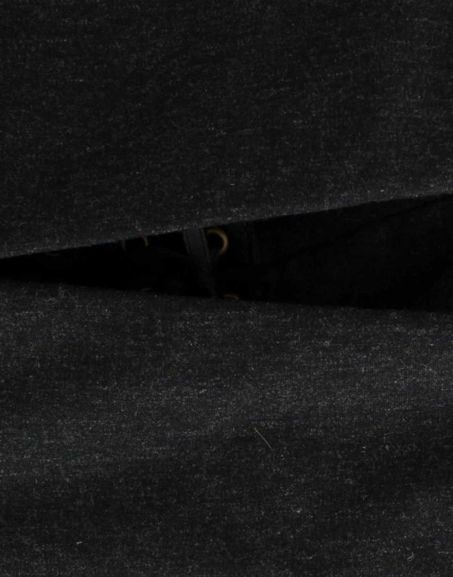 Elegante vestido gris sin tirantes con detalles dorados