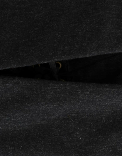 Elegante vestido gris sin tirantes con detalles dorados