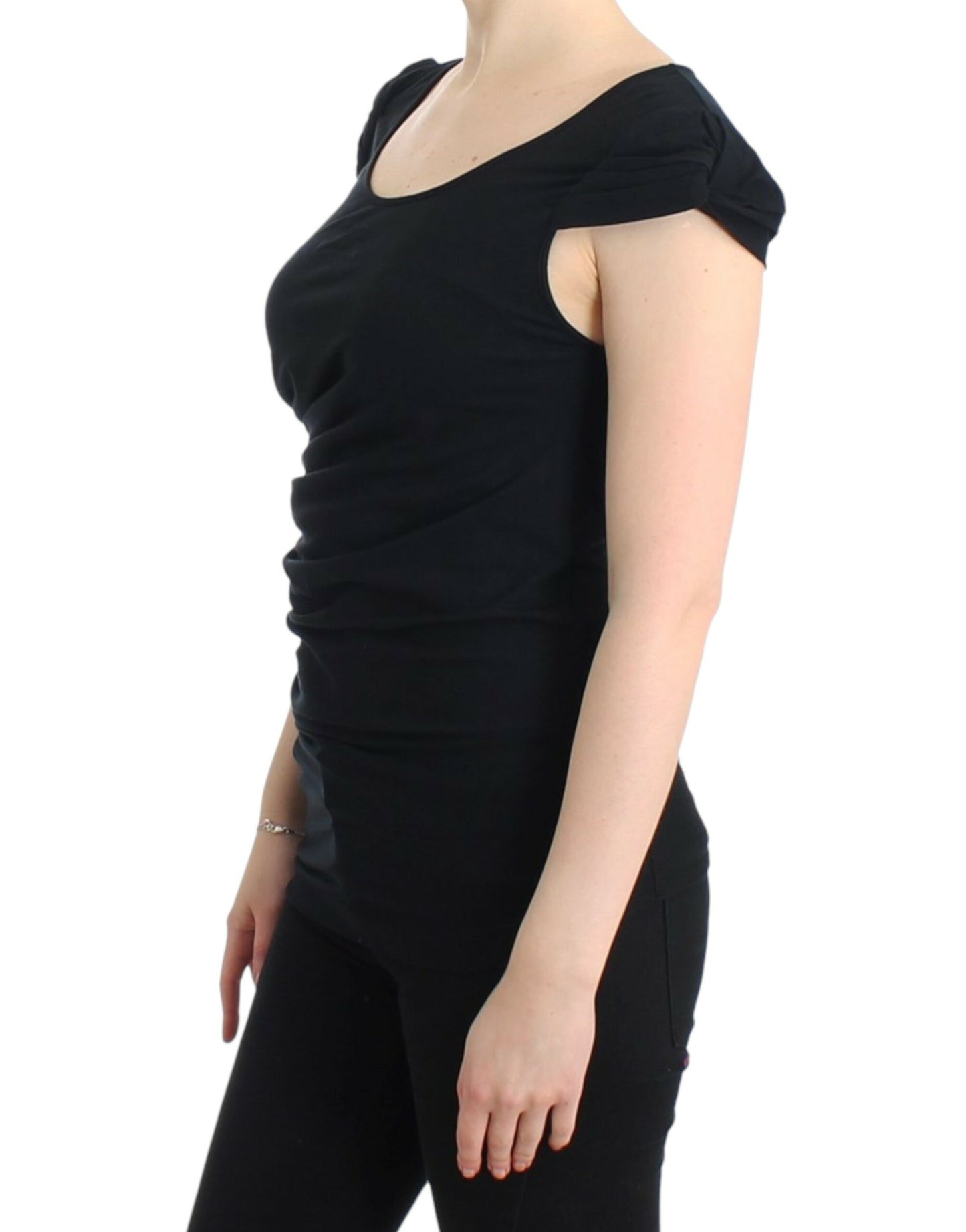 Elegante top negro con mangas cortas