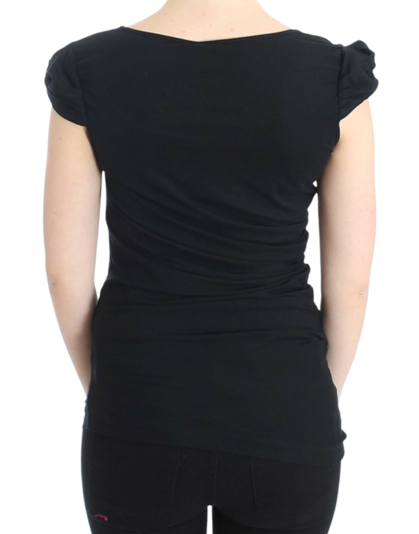 Elegante top negro con mangas cortas