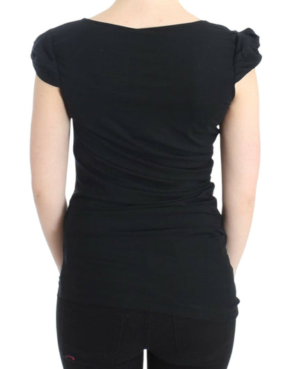 Elegante top negro con mangas cortas