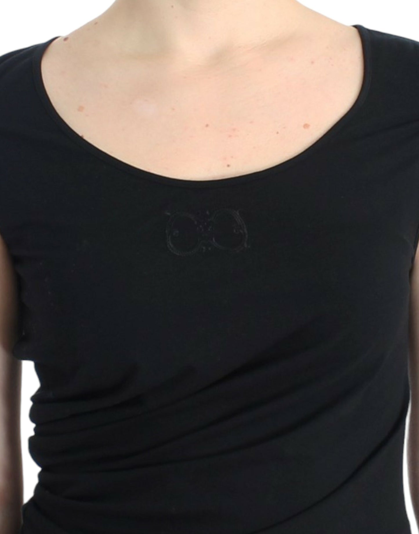 Elegante top negro con mangas cortas