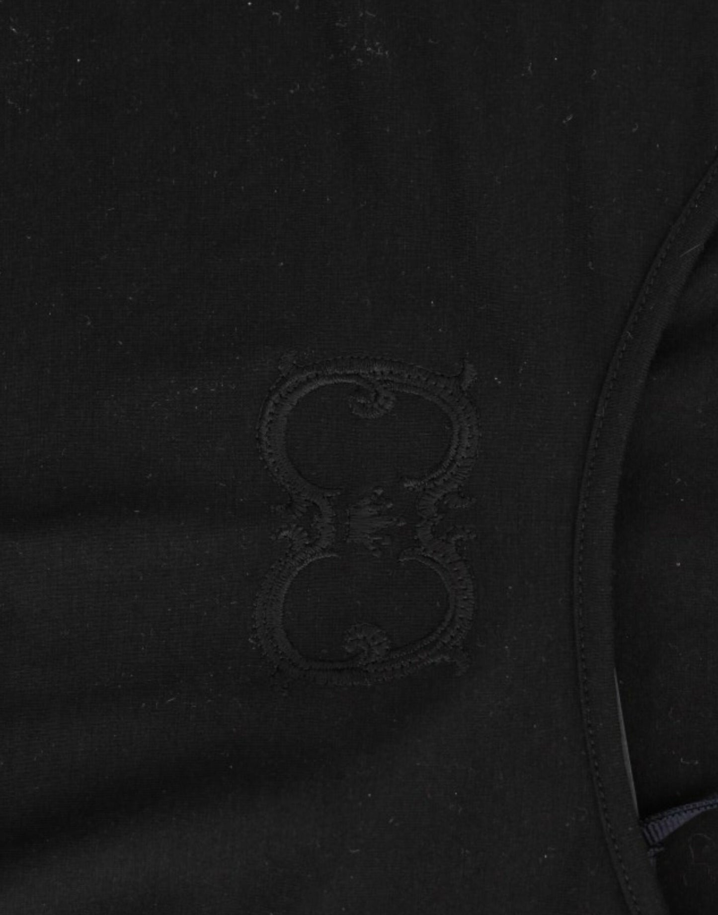 Elegante top negro con mangas cortas