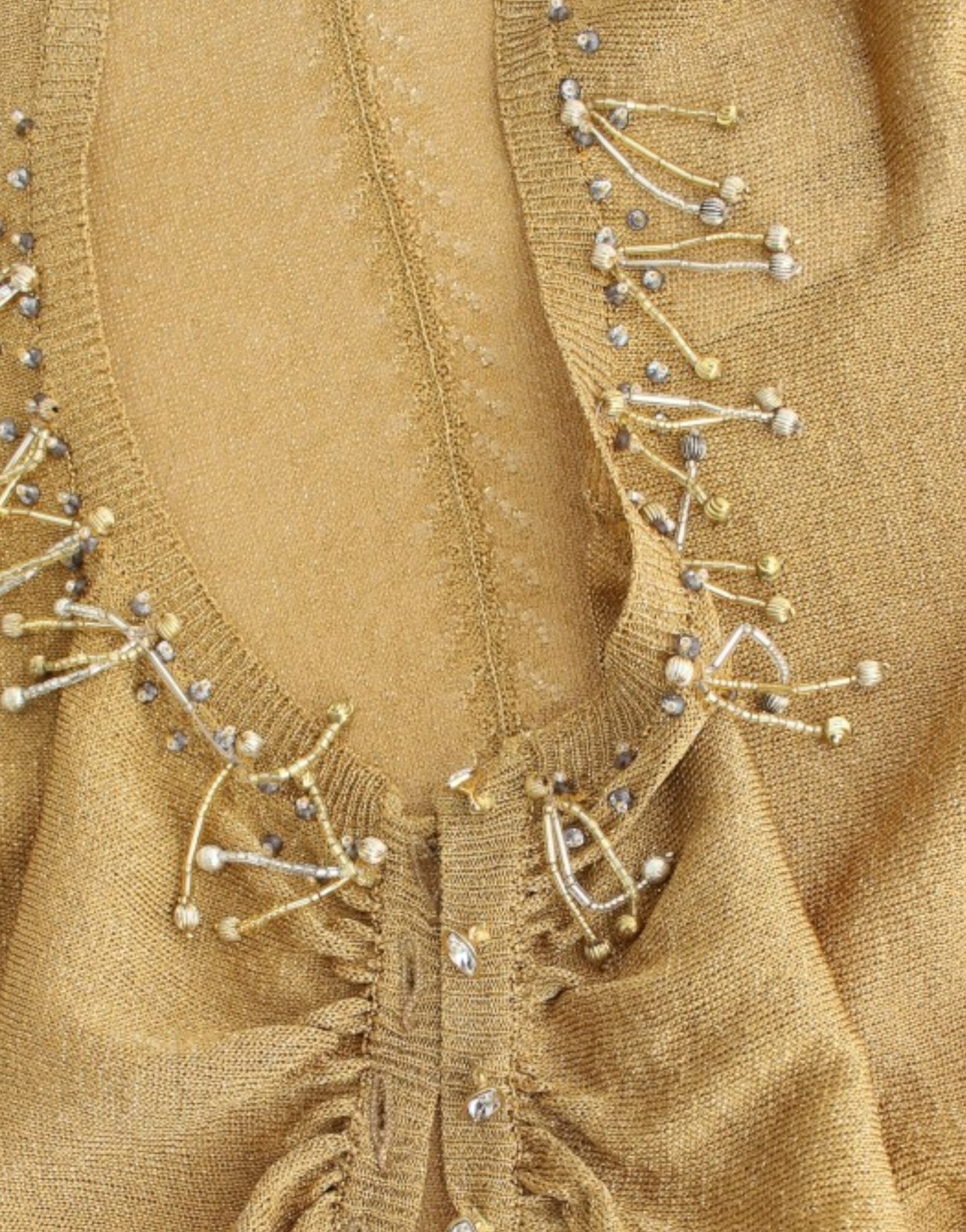 Bolero adornado con brillo dorado