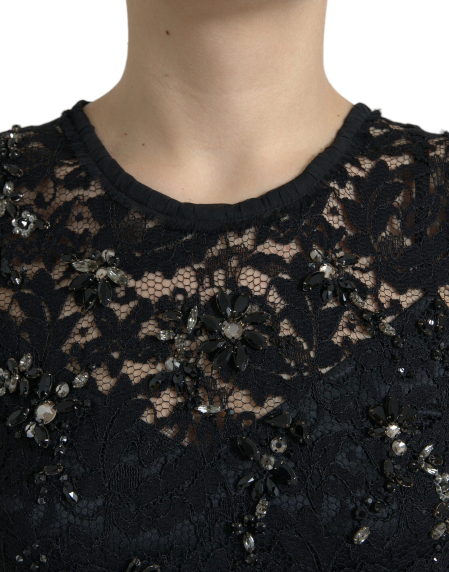 Exquisito vestido negro con encaje floral y cristales