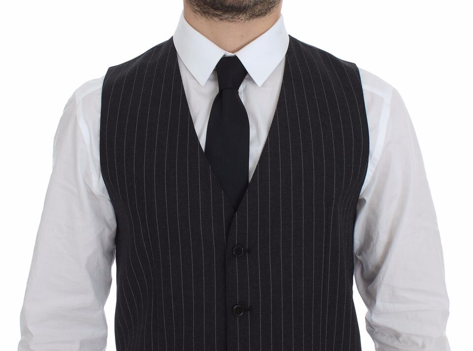 Elegante chaleco de vestir a rayas grises