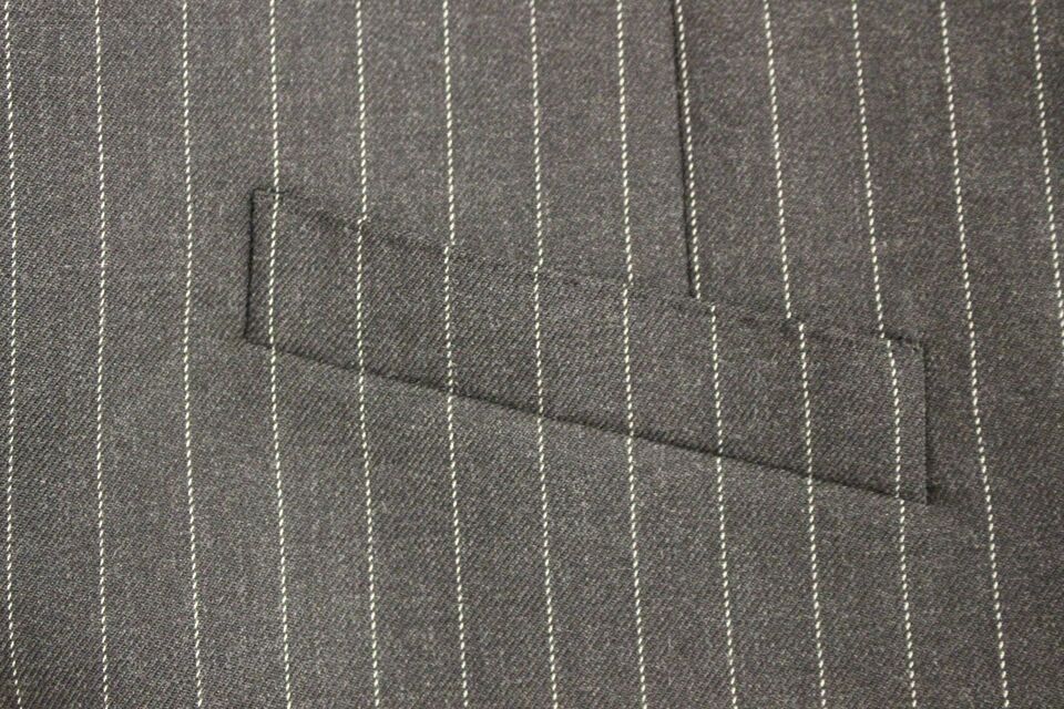 Elegante chaleco de vestir a rayas grises