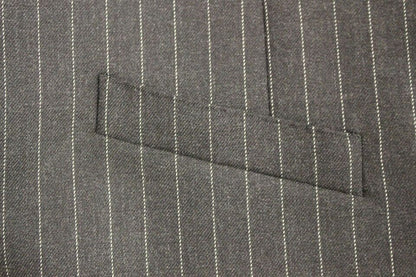 Elegante chaleco de vestir a rayas grises
