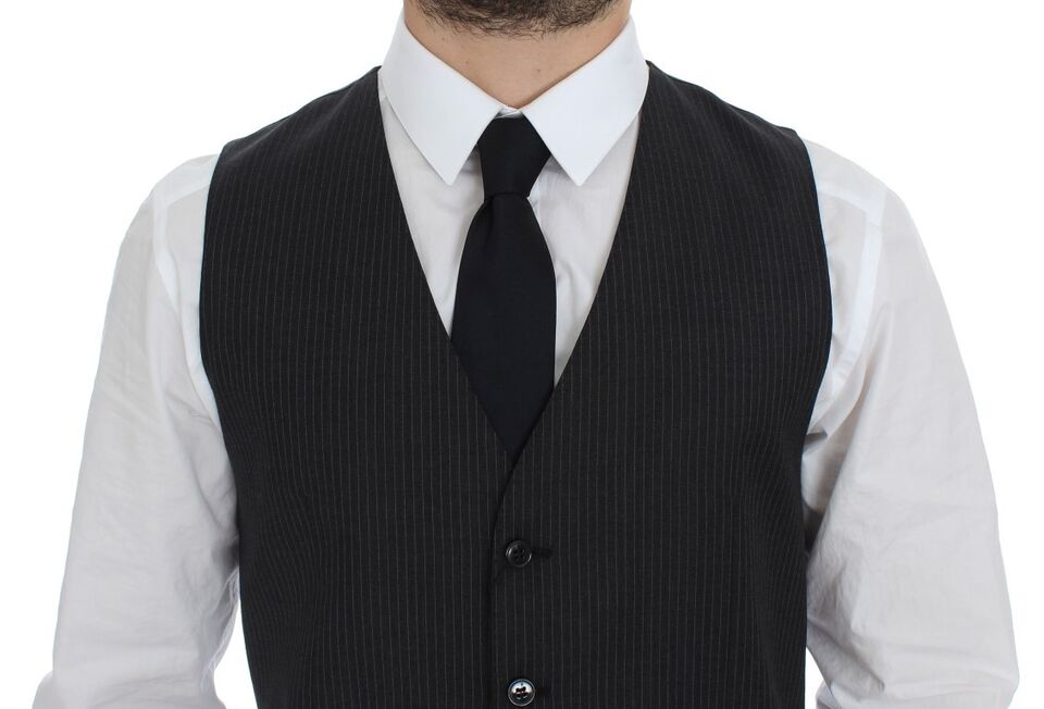 Elegante chaleco de vestir a rayas grises