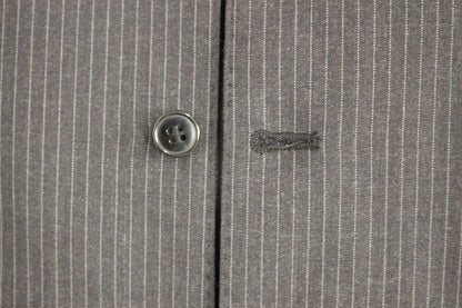 Elegante chaleco de vestir a rayas grises