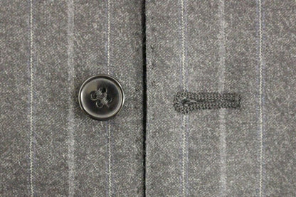 Elegante chaleco de vestir a rayas grises