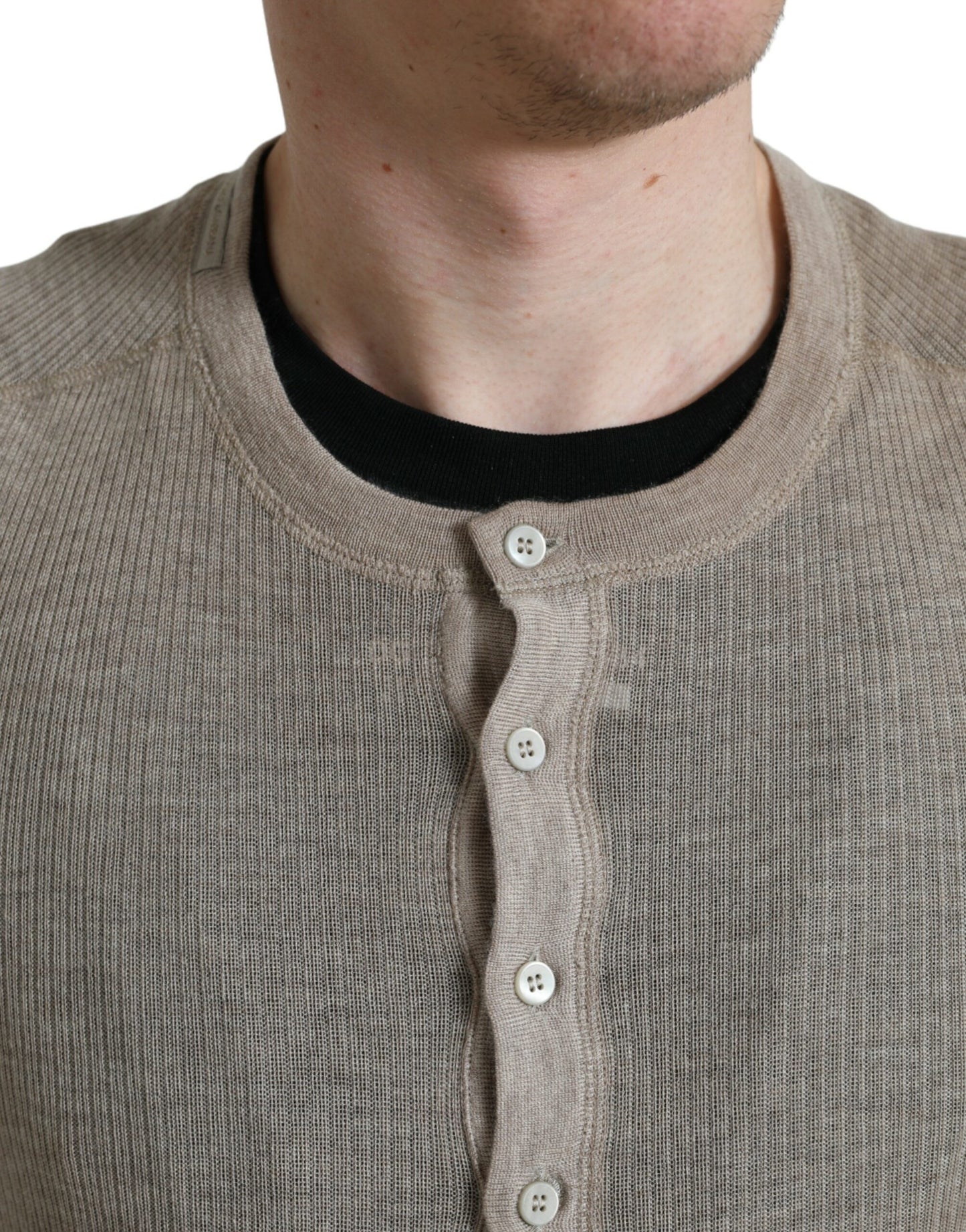 Elegante suéter de cachemira Henley beige