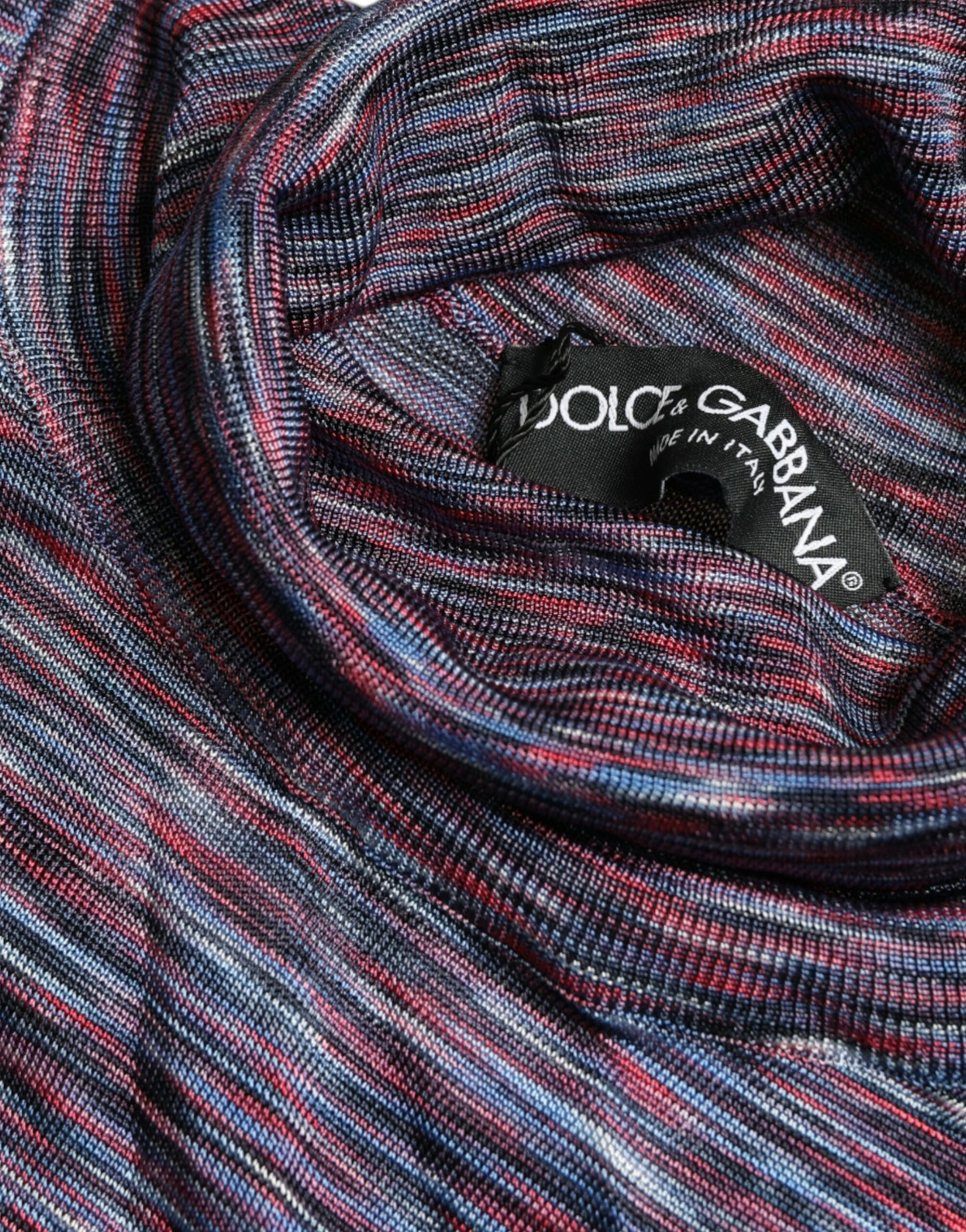 Elegante suéter de cuello alto en azul y morado