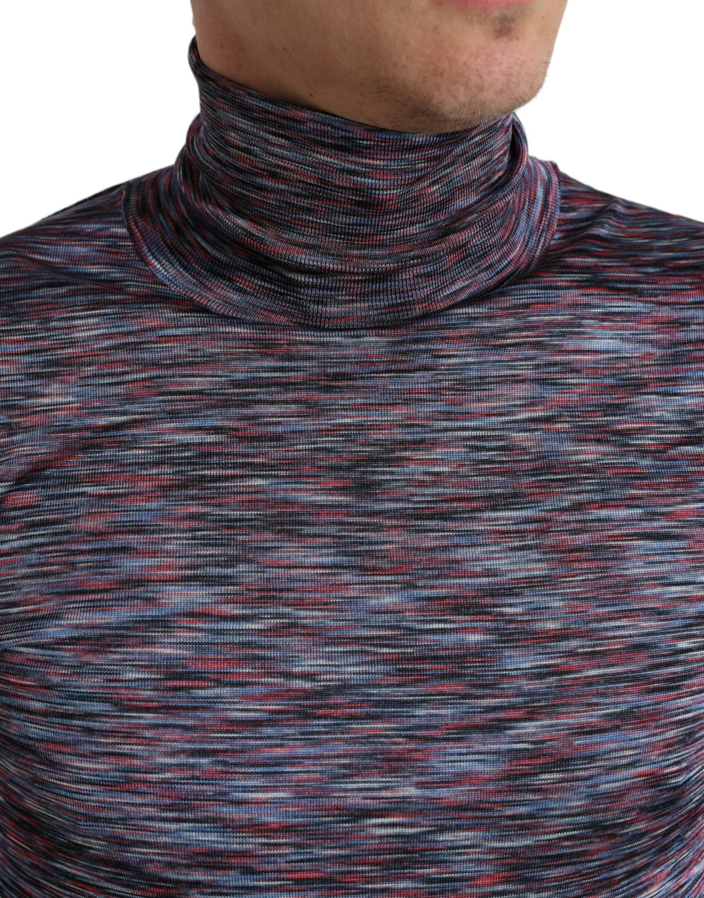 Elegante suéter de cuello alto en azul y morado