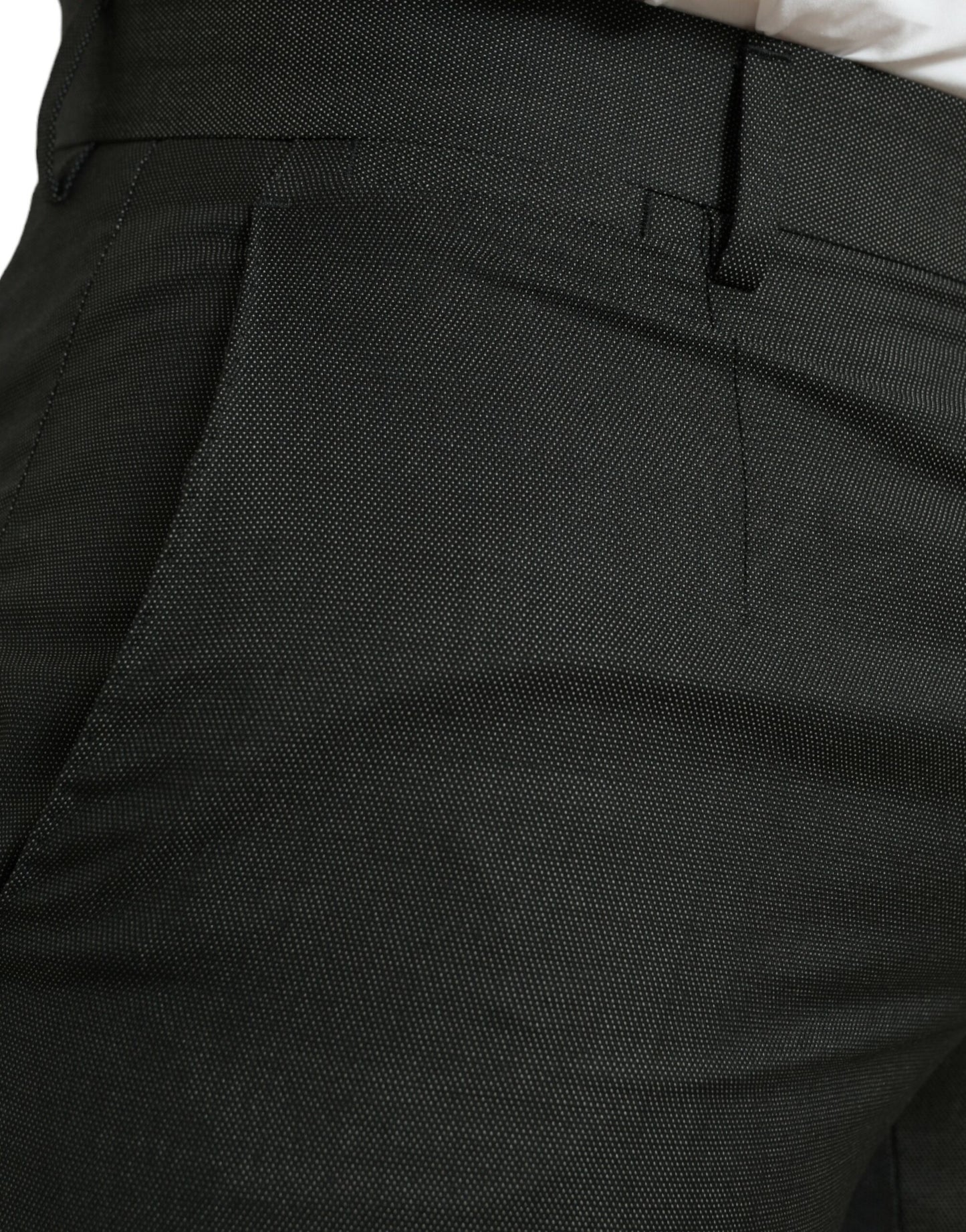 Elegantes pantalones de vestir ajustados en gris oscuro