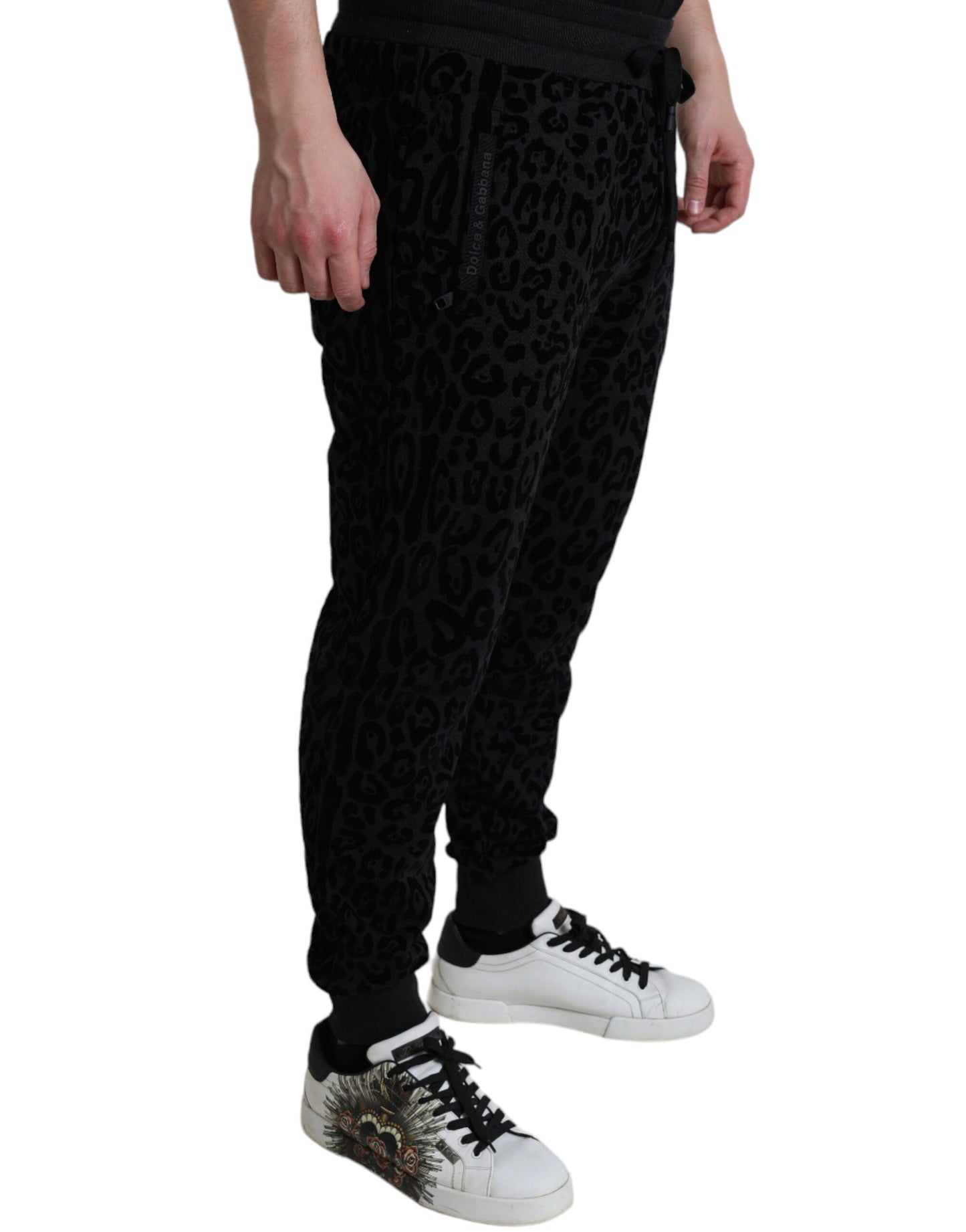 Elegantes joggers de leopardo para hombre