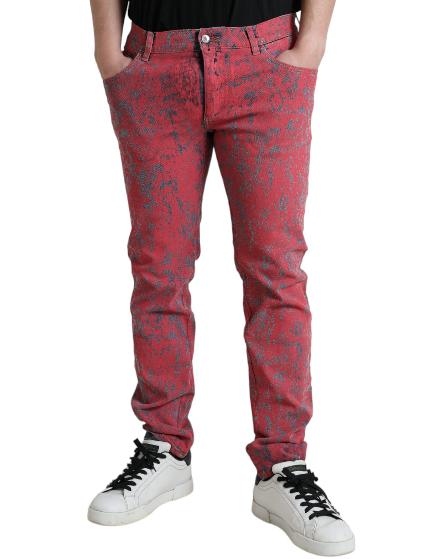 Vaqueros ajustados con efecto tie-dye rojo