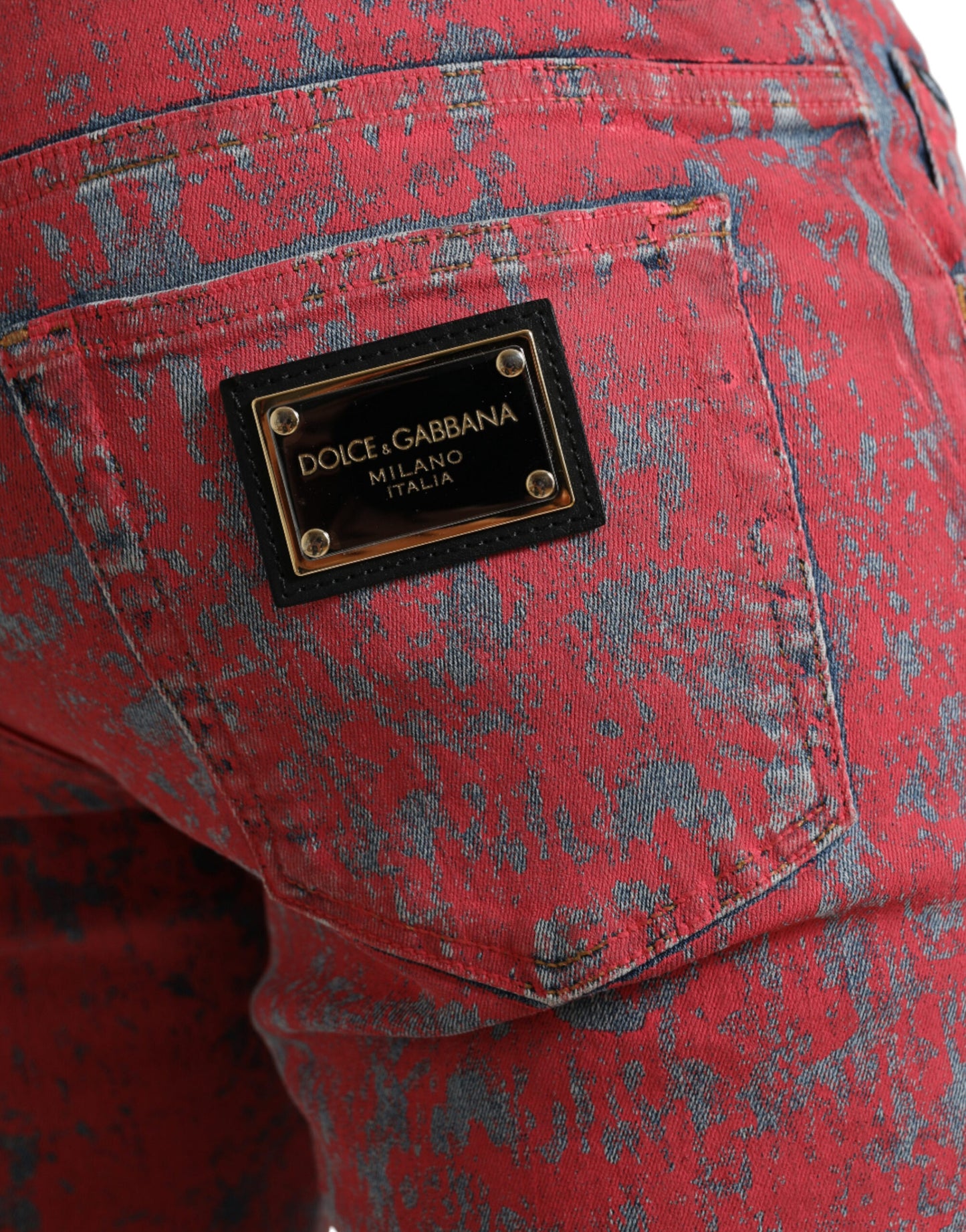 Vaqueros ajustados con efecto tie-dye rojo