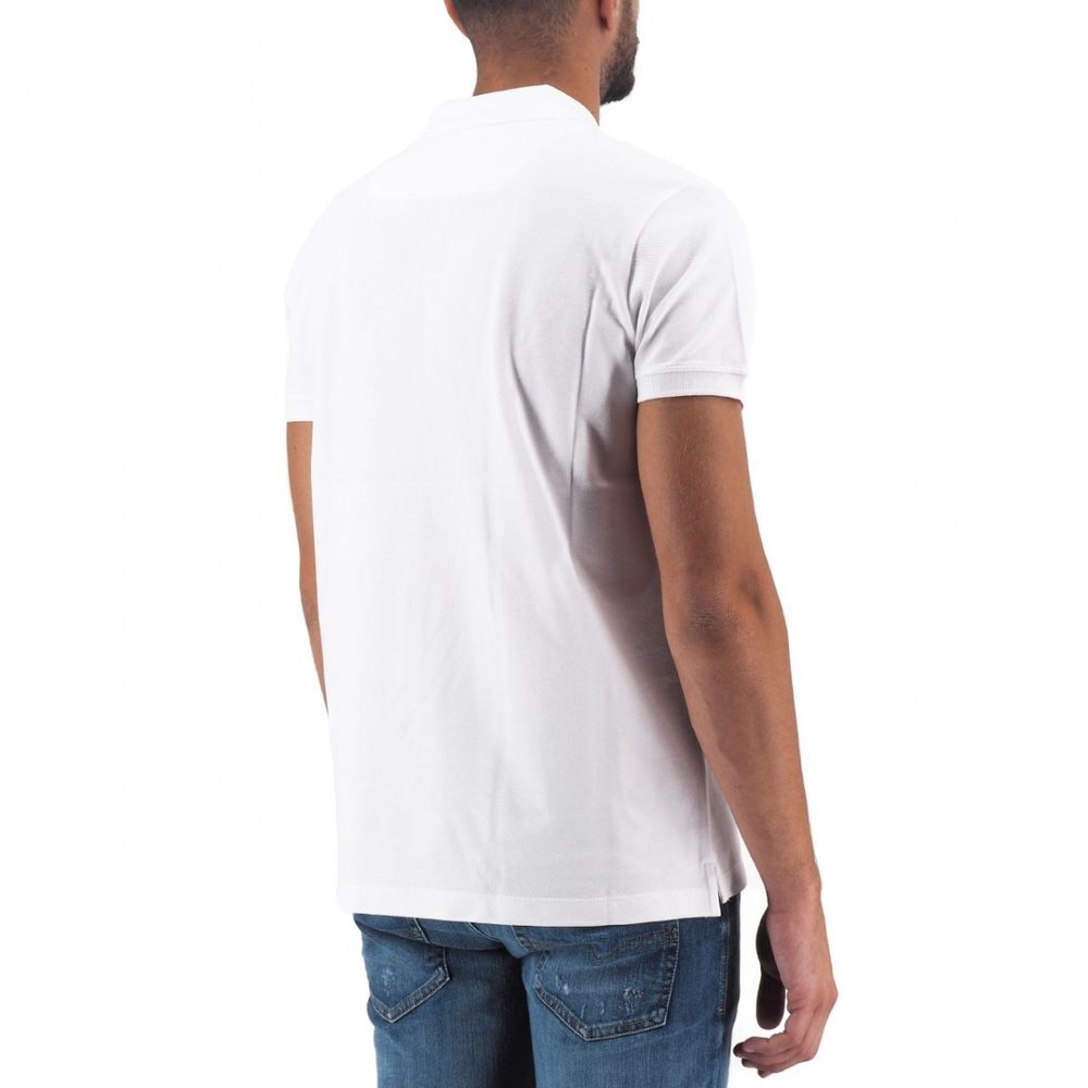 Elegante polo de algodón blanco con logotipo en contraste