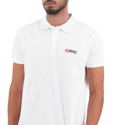 Elegante polo de algodón blanco con logotipo en contraste