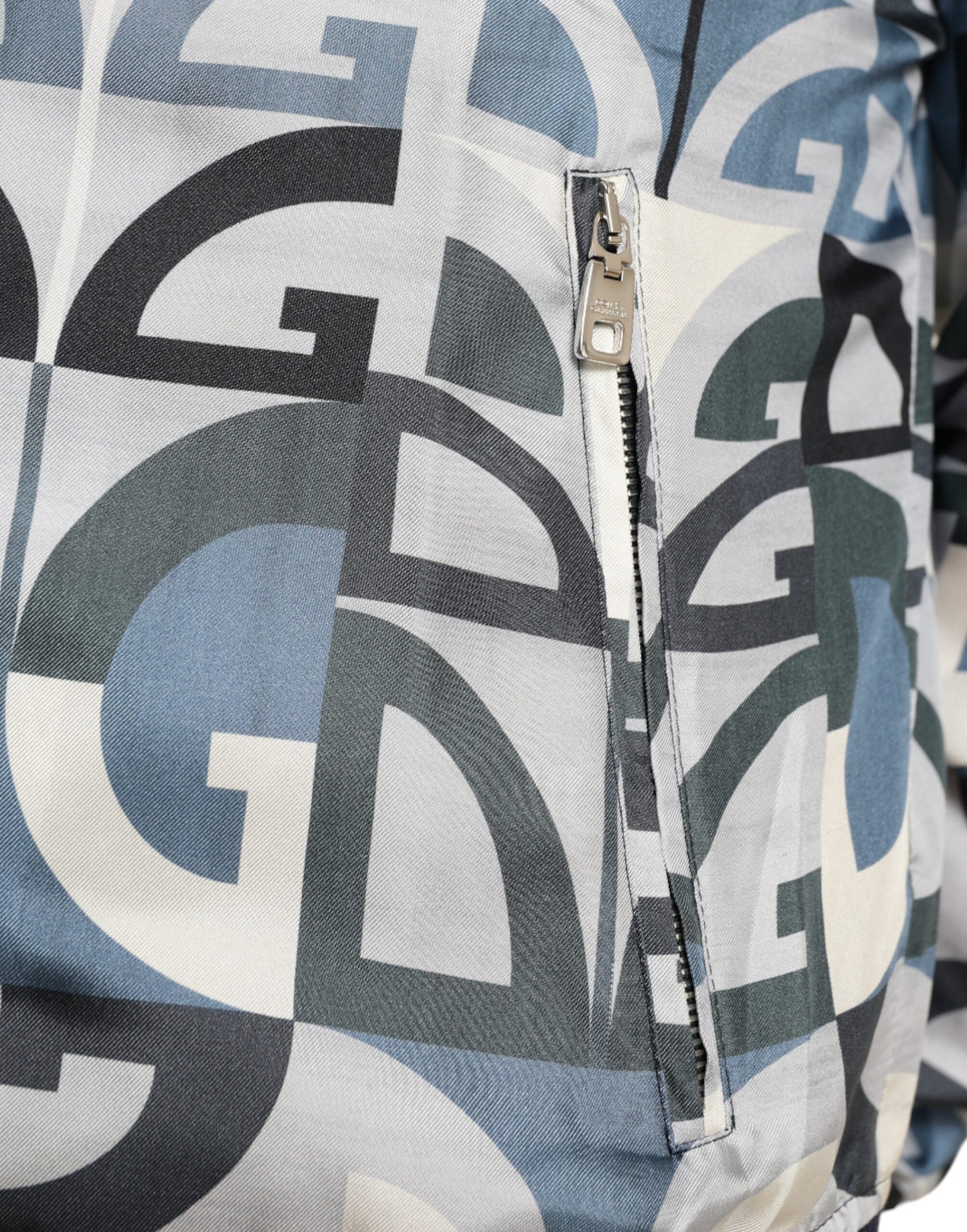 Chaqueta bomber de seda multicolor: elegancia clásica