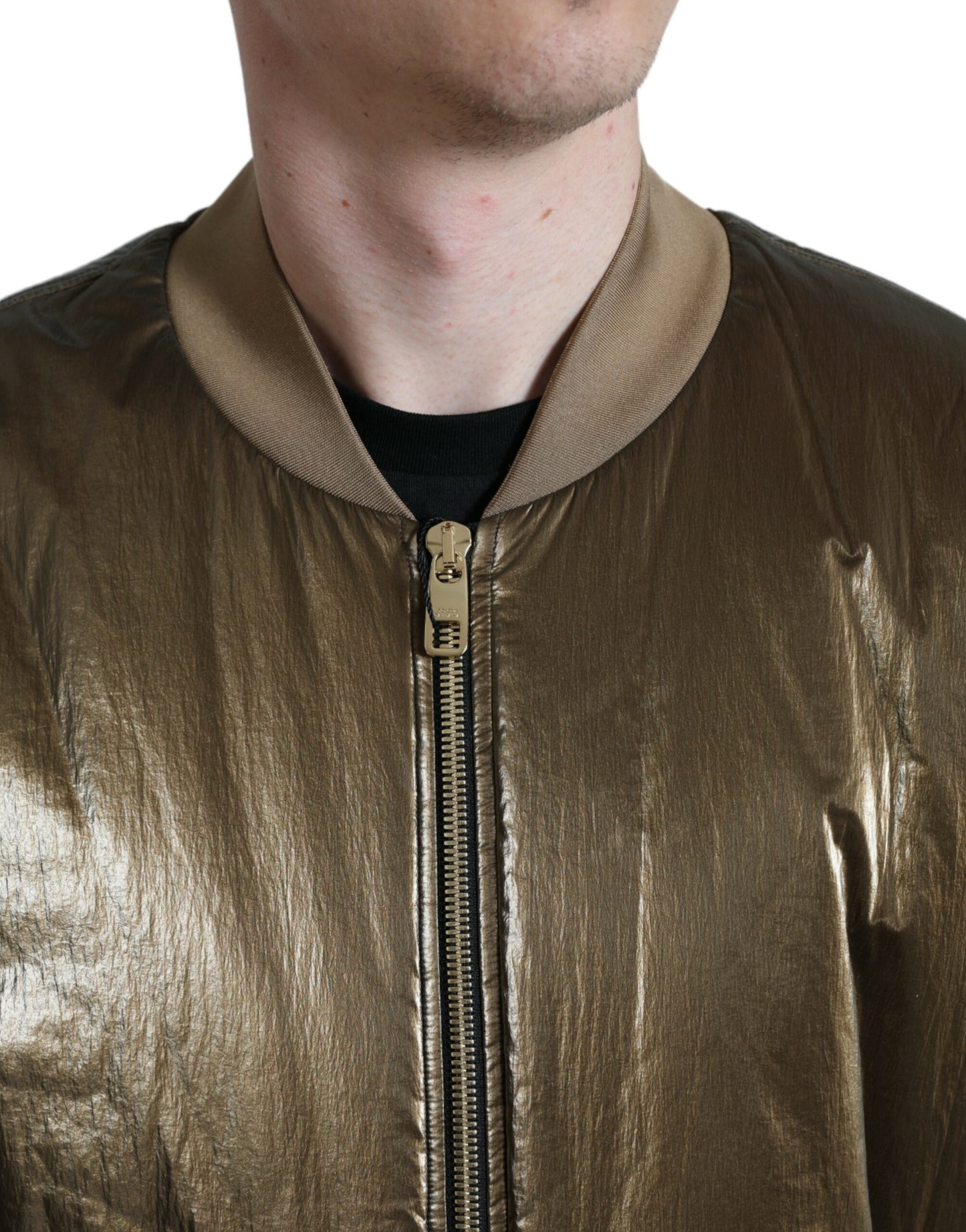 Elegante chaqueta bomber de color bronce