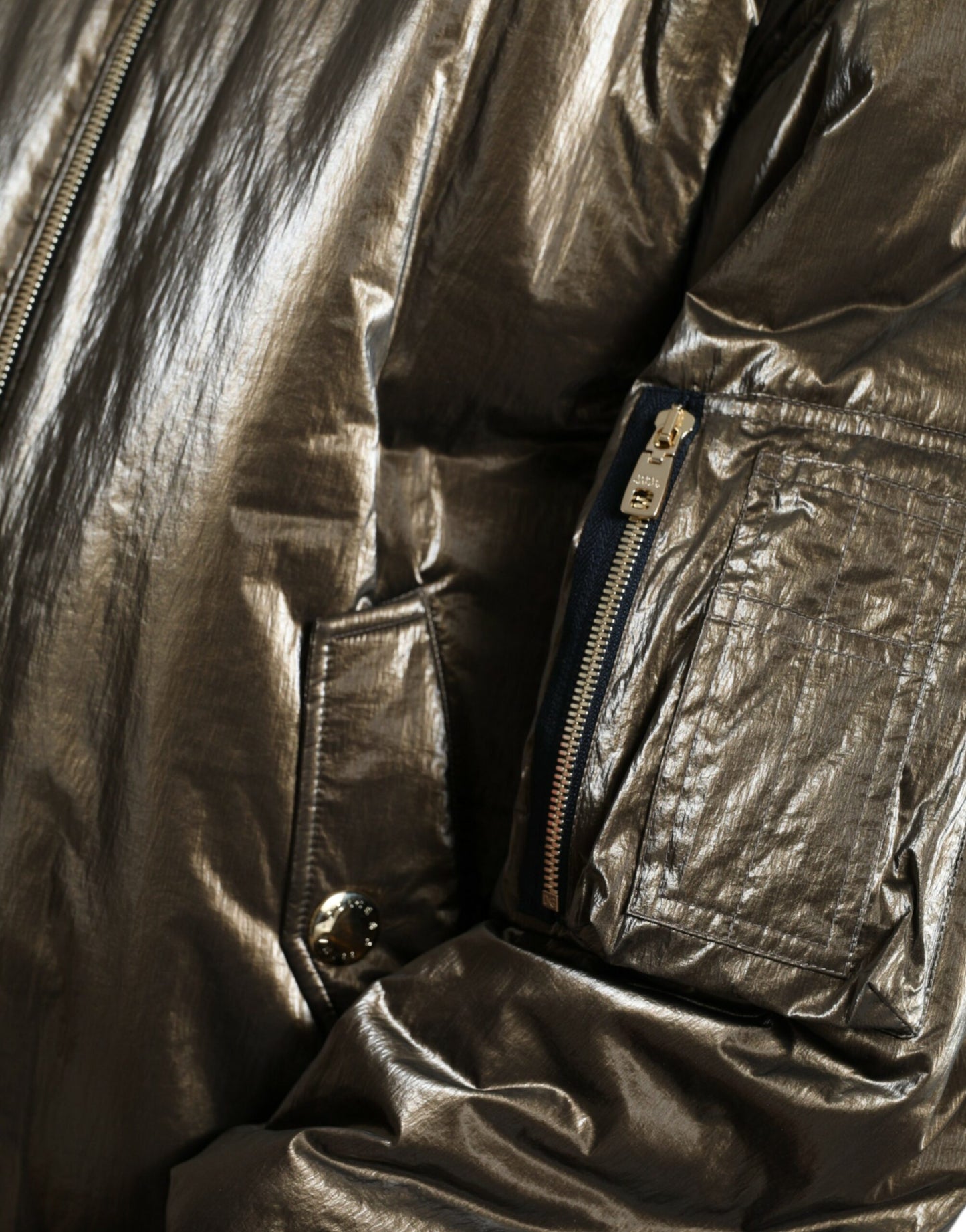 Elegante chaqueta bomber de color bronce