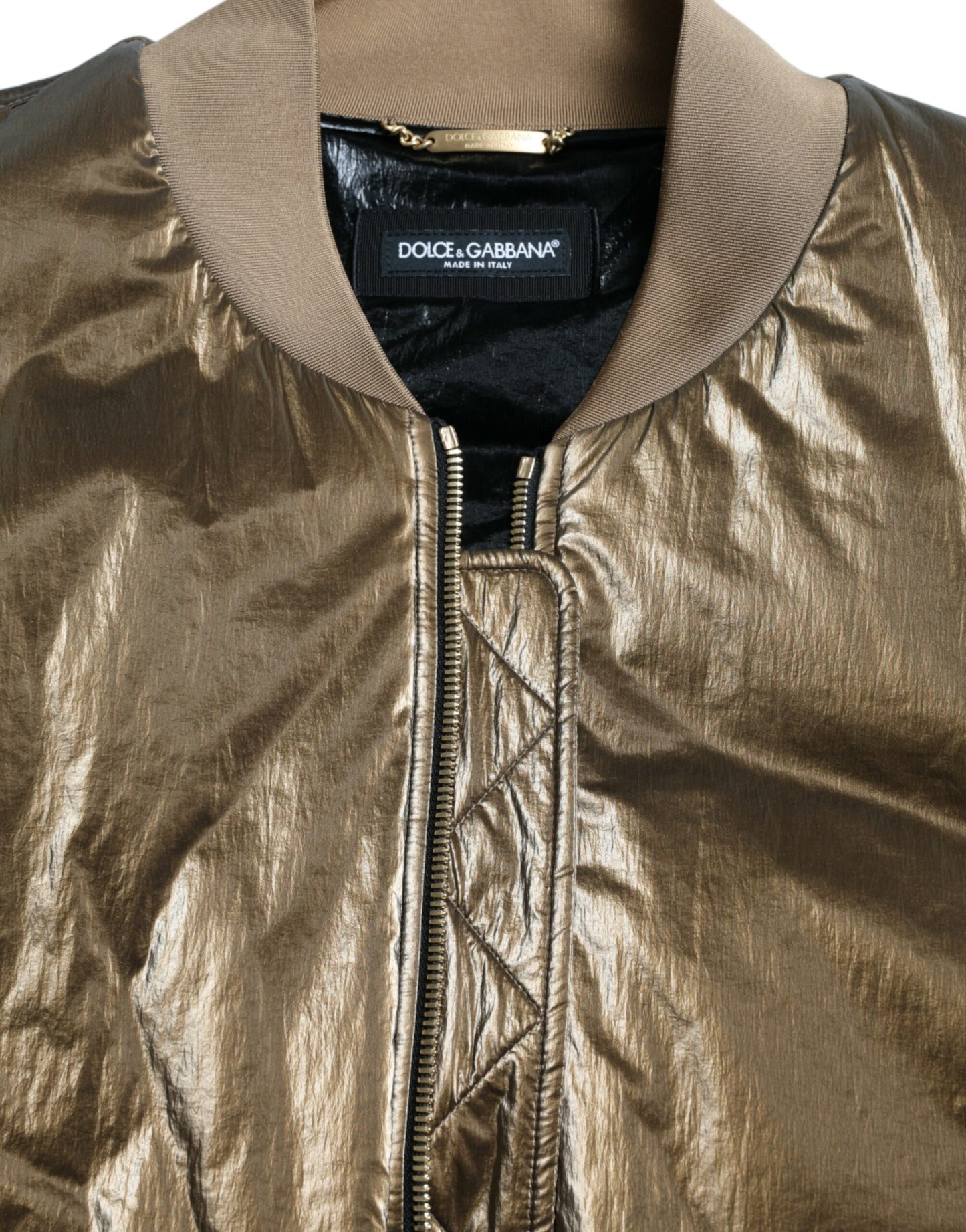 Elegante chaqueta bomber de color bronce