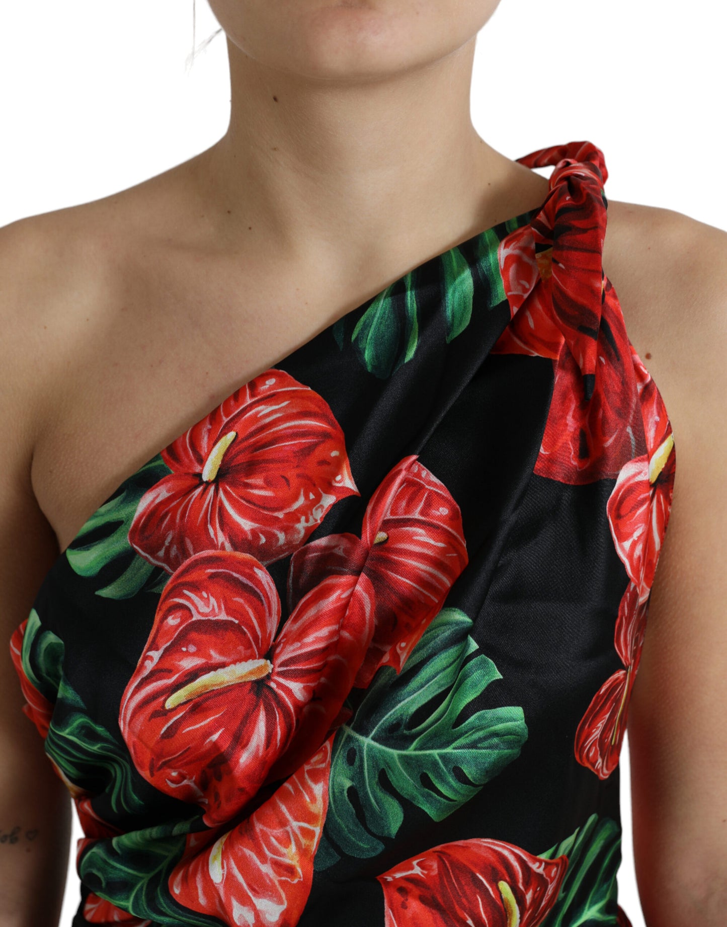 Vestido drapeado de seda con elegancia tropical