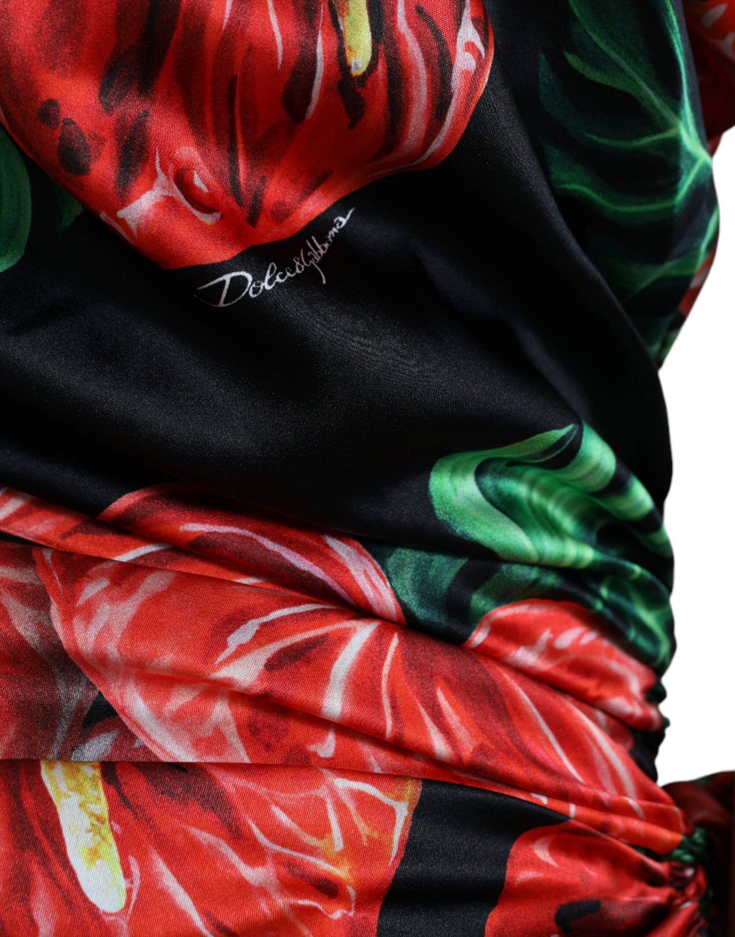 Vestido drapeado de seda con elegancia tropical