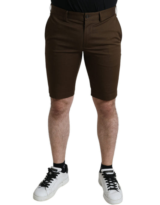 Bermudas marrones elegantes con detalle de logotipo