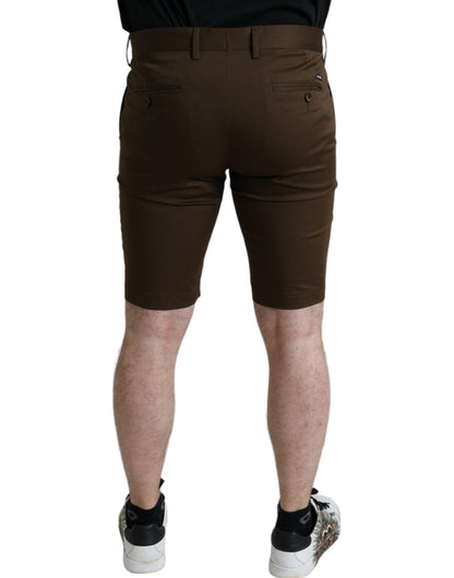 Bermudas marrones elegantes con detalle de logotipo