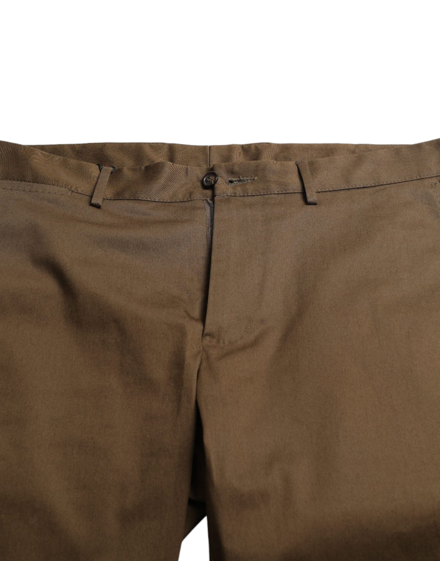 Bermudas marrones elegantes con detalle de logotipo