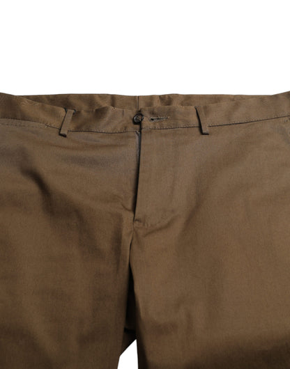 Bermudas marrones elegantes con detalle de logotipo