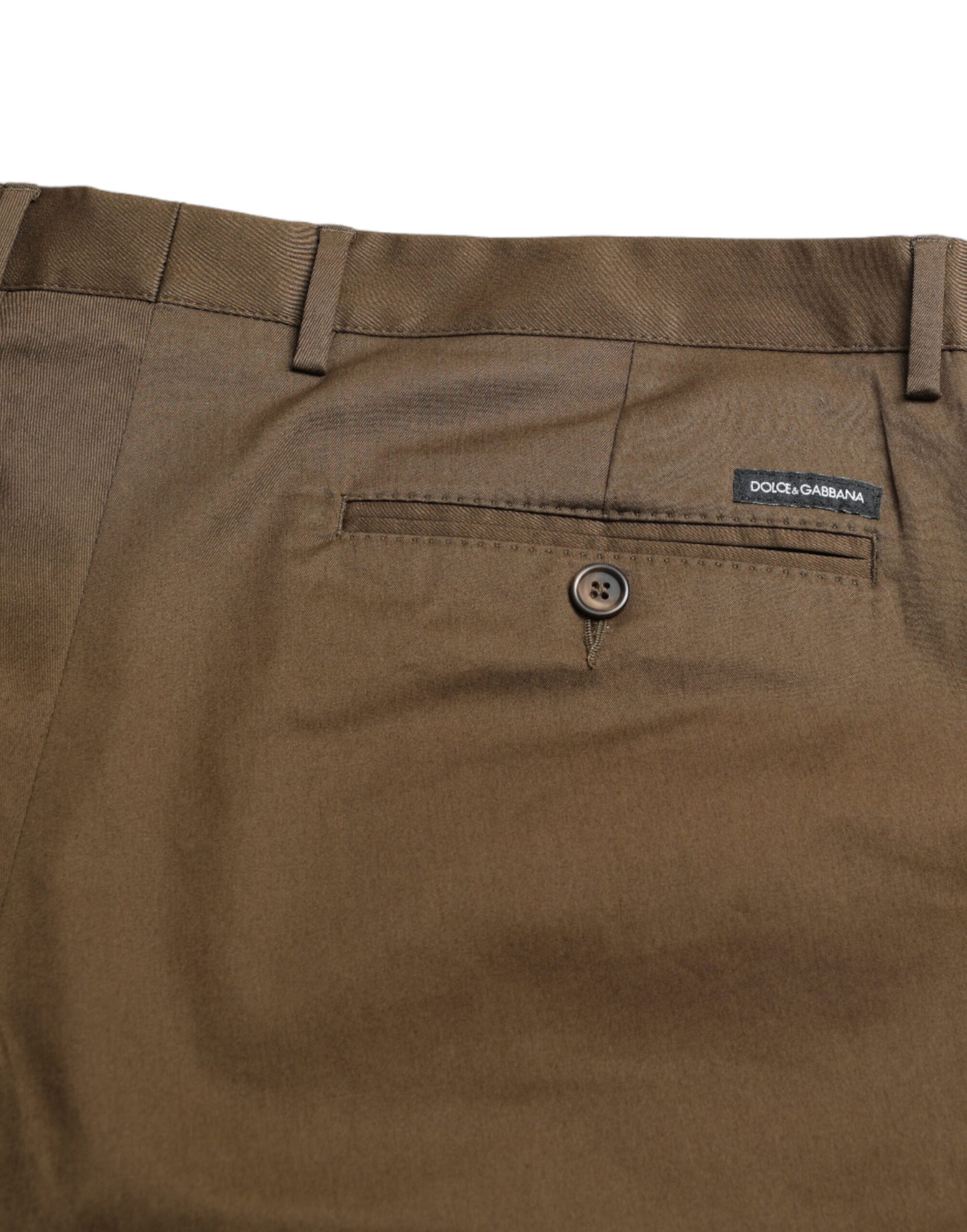 Bermudas marrones elegantes con detalle de logotipo