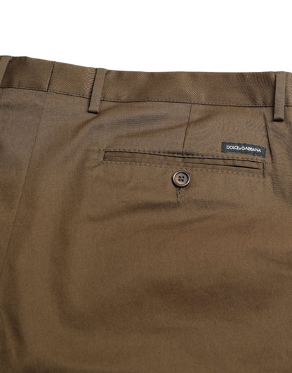 Bermudas marrones elegantes con detalle de logotipo