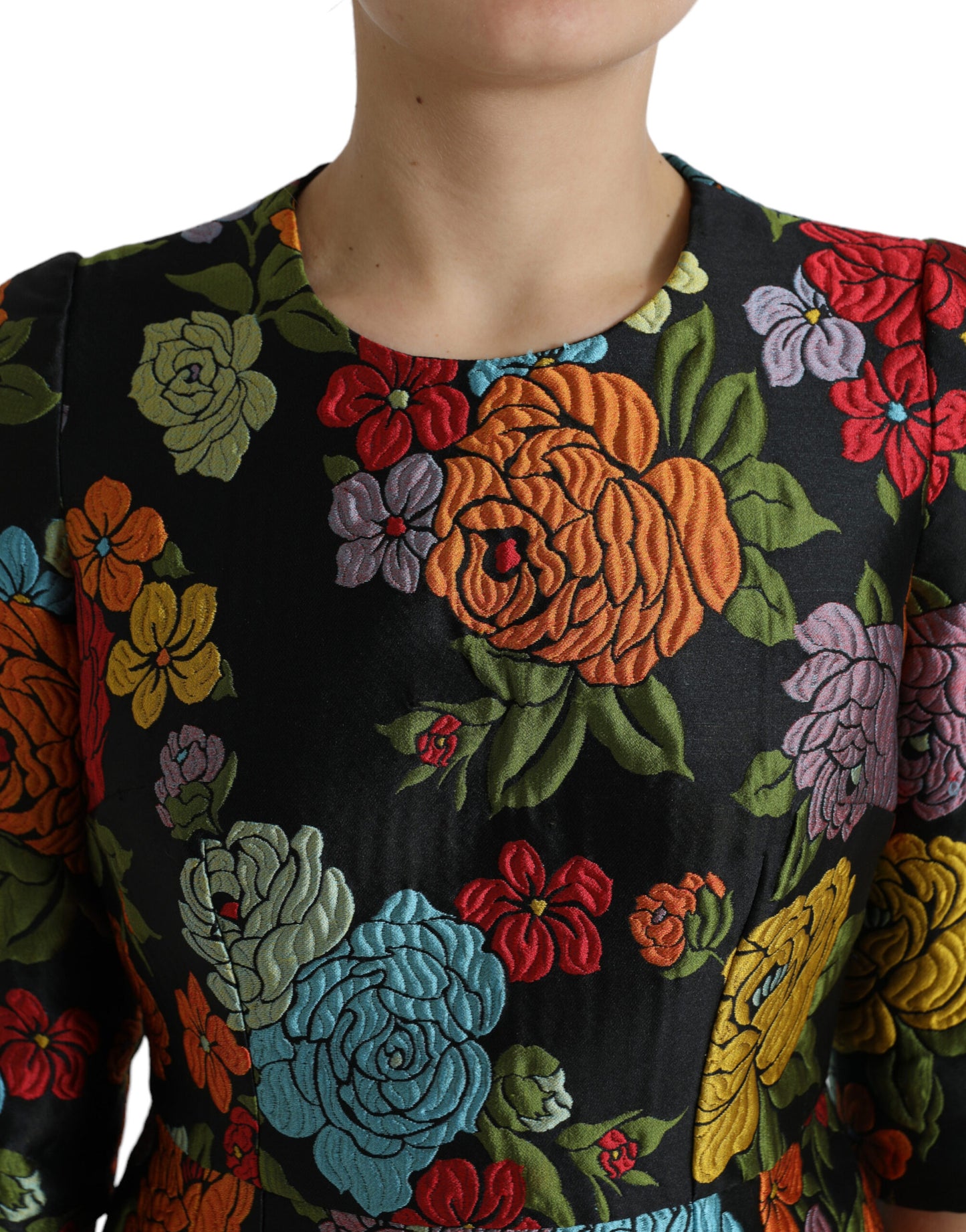 Elegante vestido tubo con bordado floral