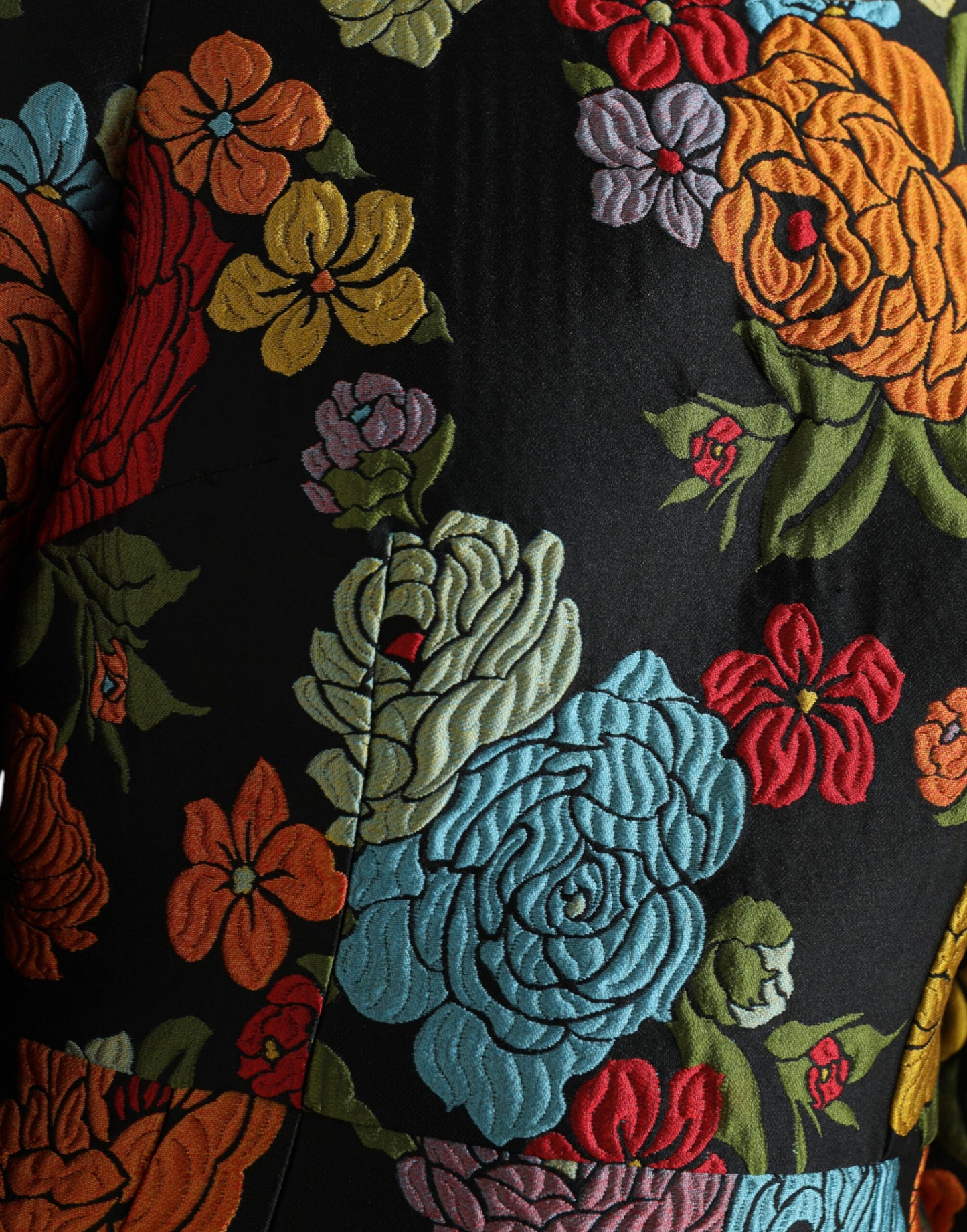 Elegante vestido tubo con bordado floral