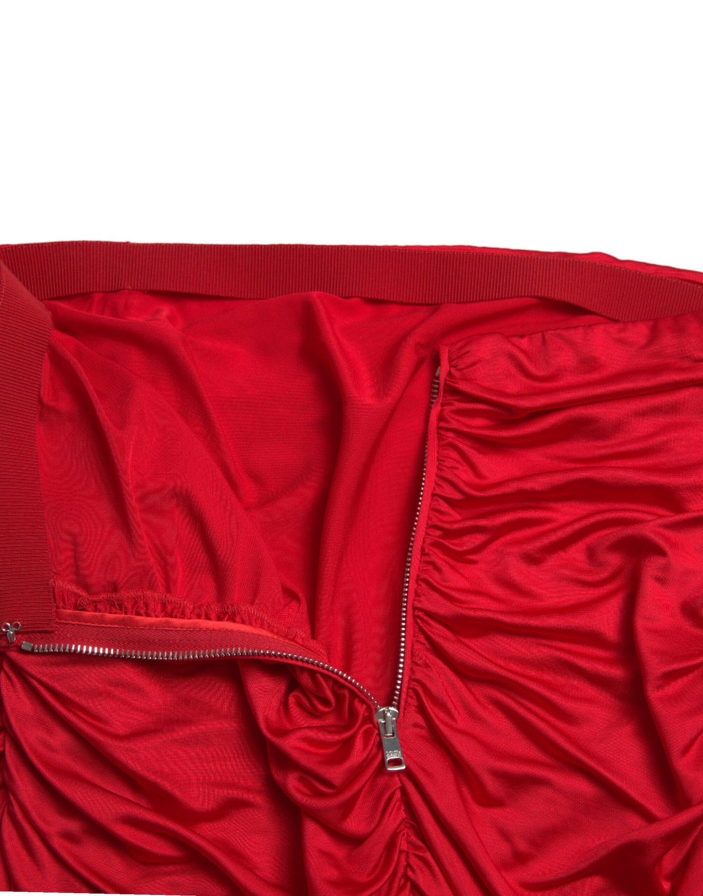 Elegante minifalda plisada en rojo vibrante