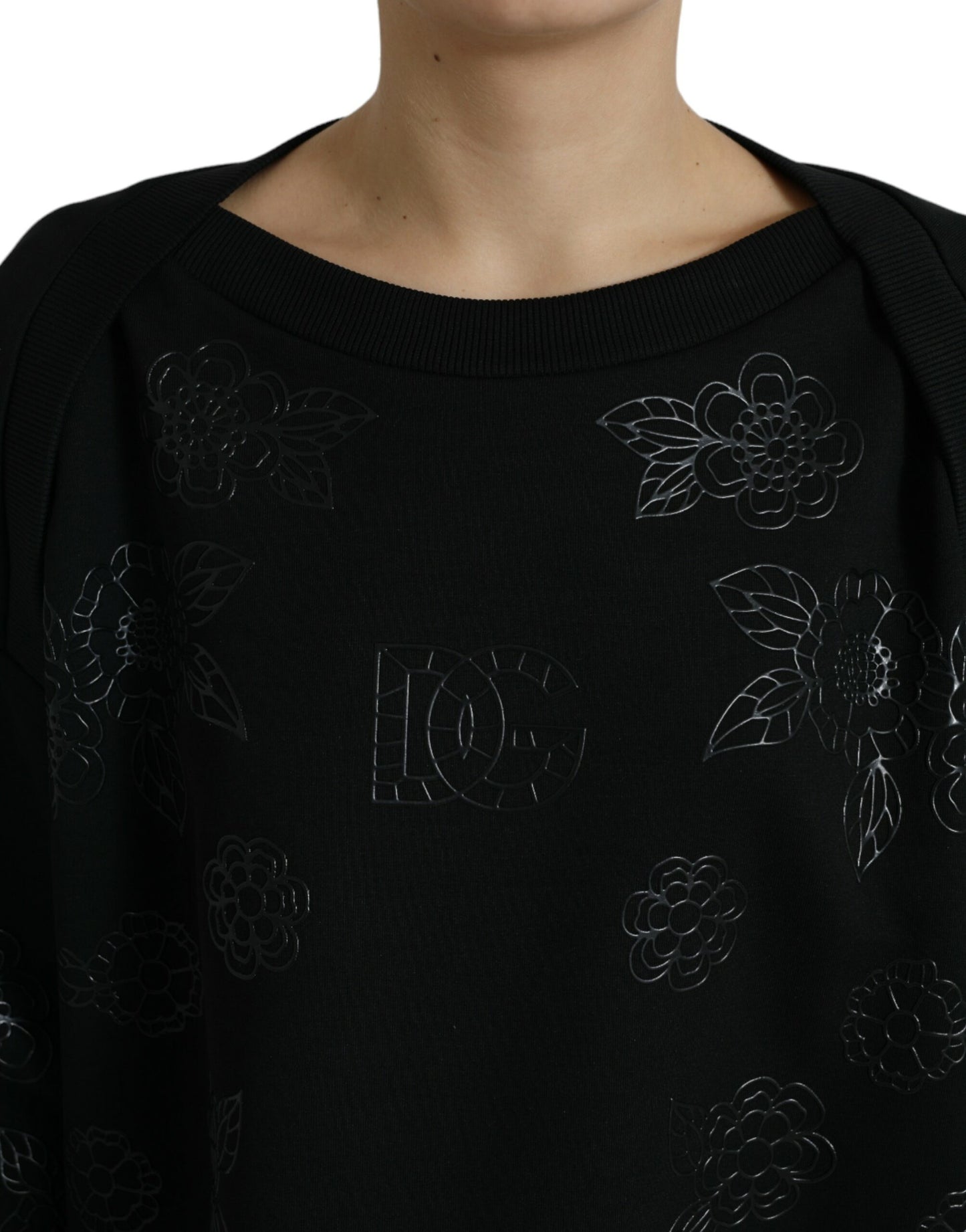 Elegante suéter negro con apliques florales