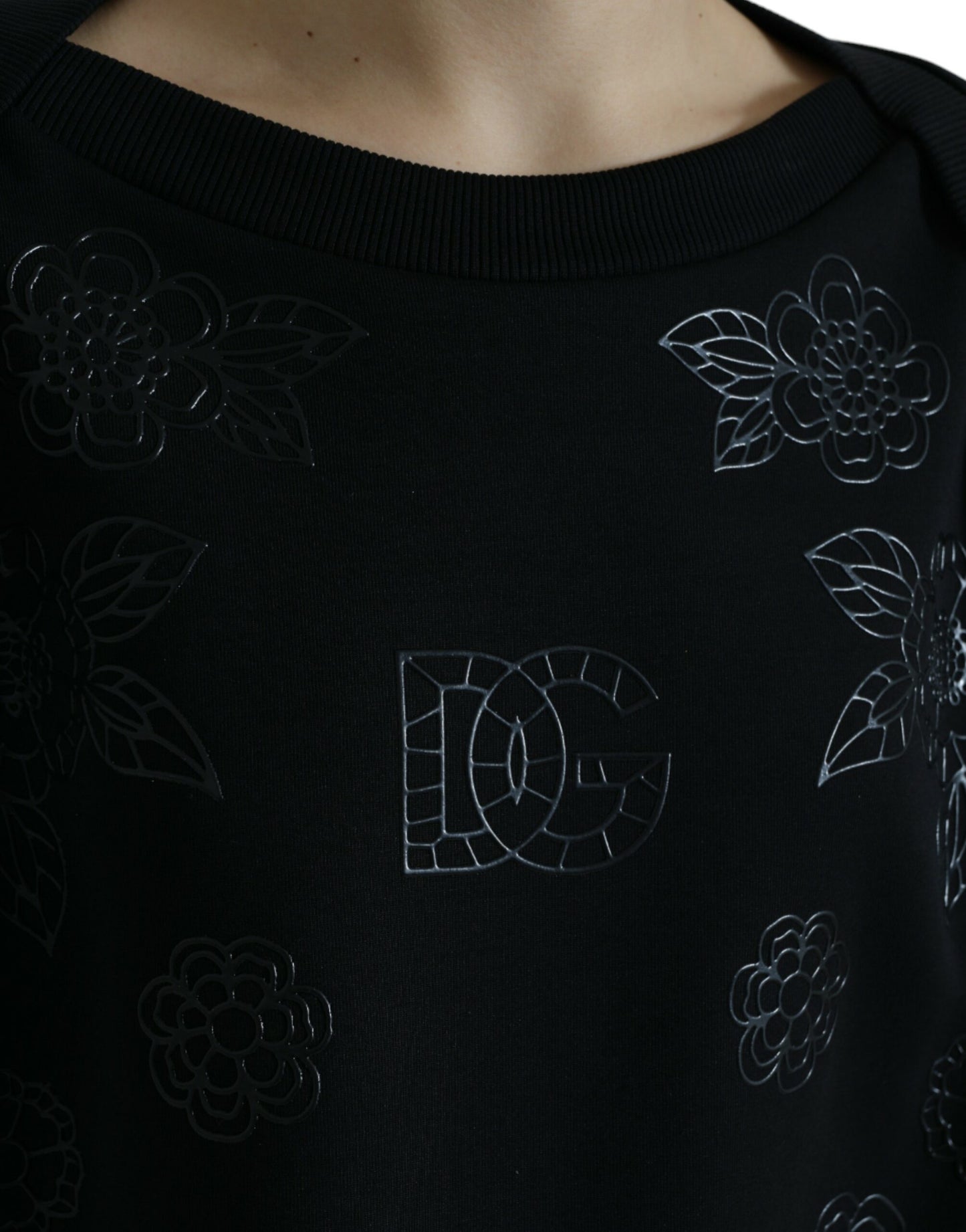 Elegante suéter negro con apliques florales