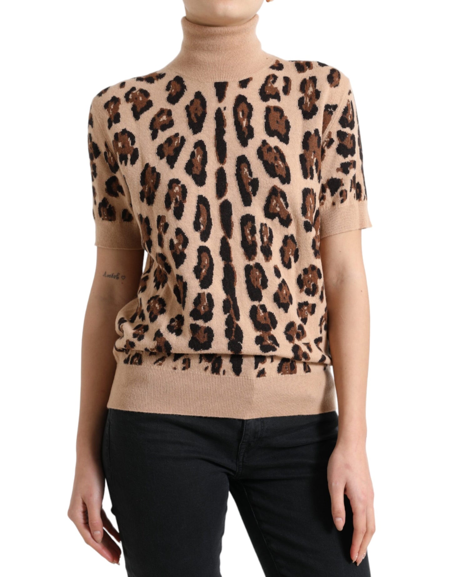 Elegante top de cuello alto de lana con estampado de leopardo beige