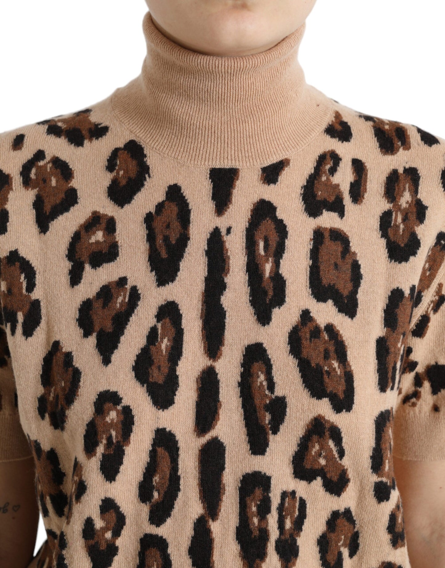 Elegante top de cuello alto de lana con estampado de leopardo beige