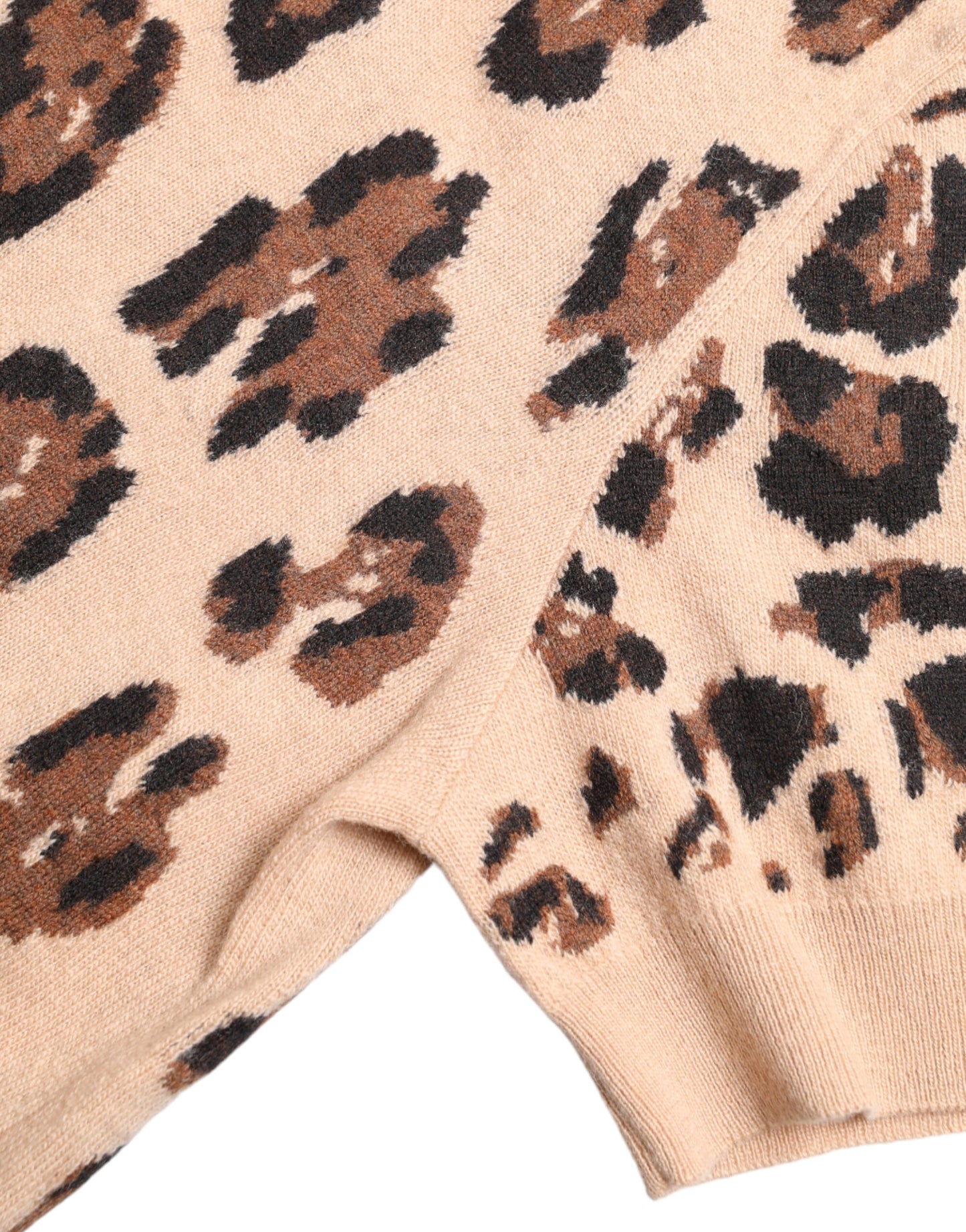 Elegante top de cuello alto de lana con estampado de leopardo beige
