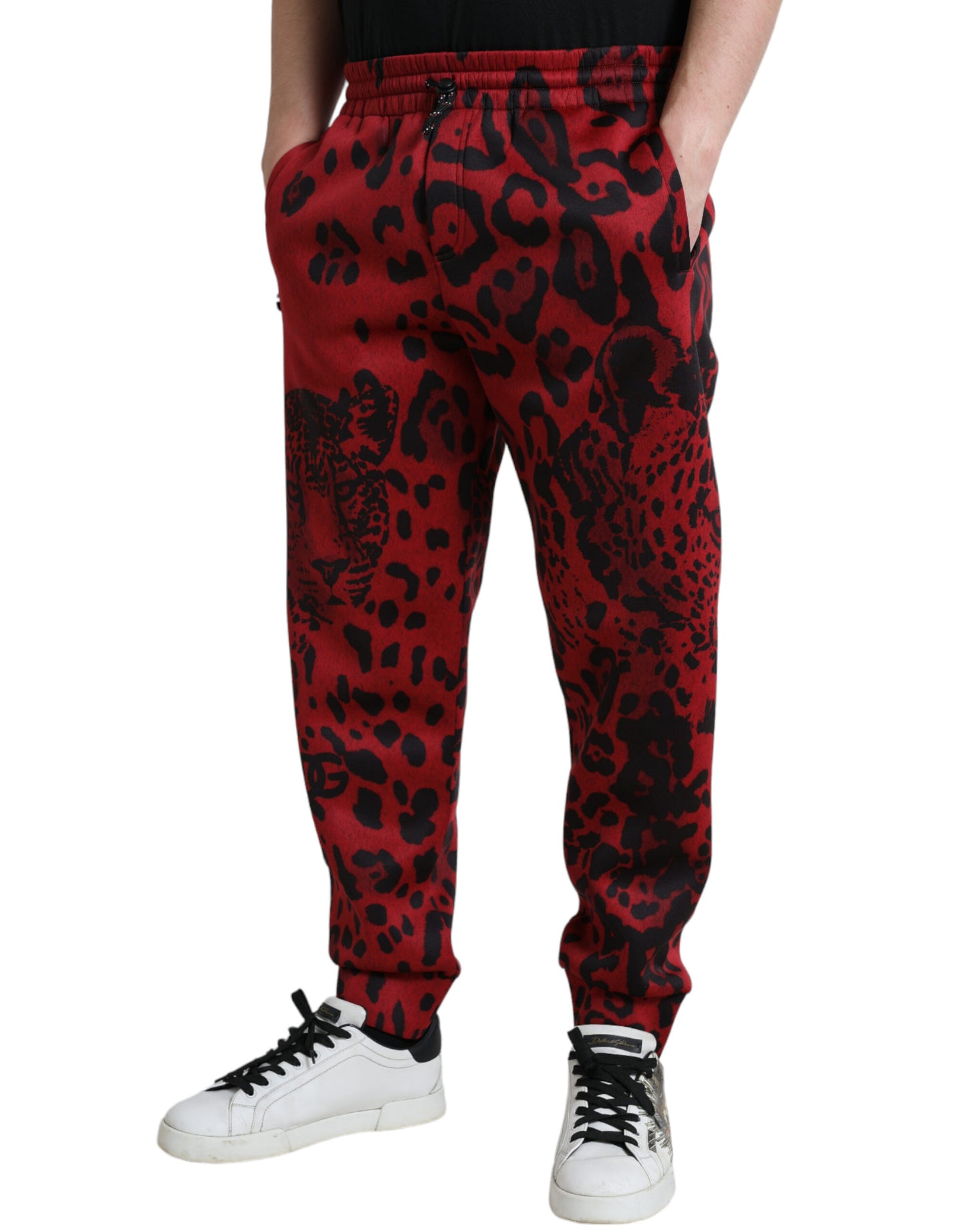 Elegantes pantalones deportivos con estampado de leopardo en rojo y negro