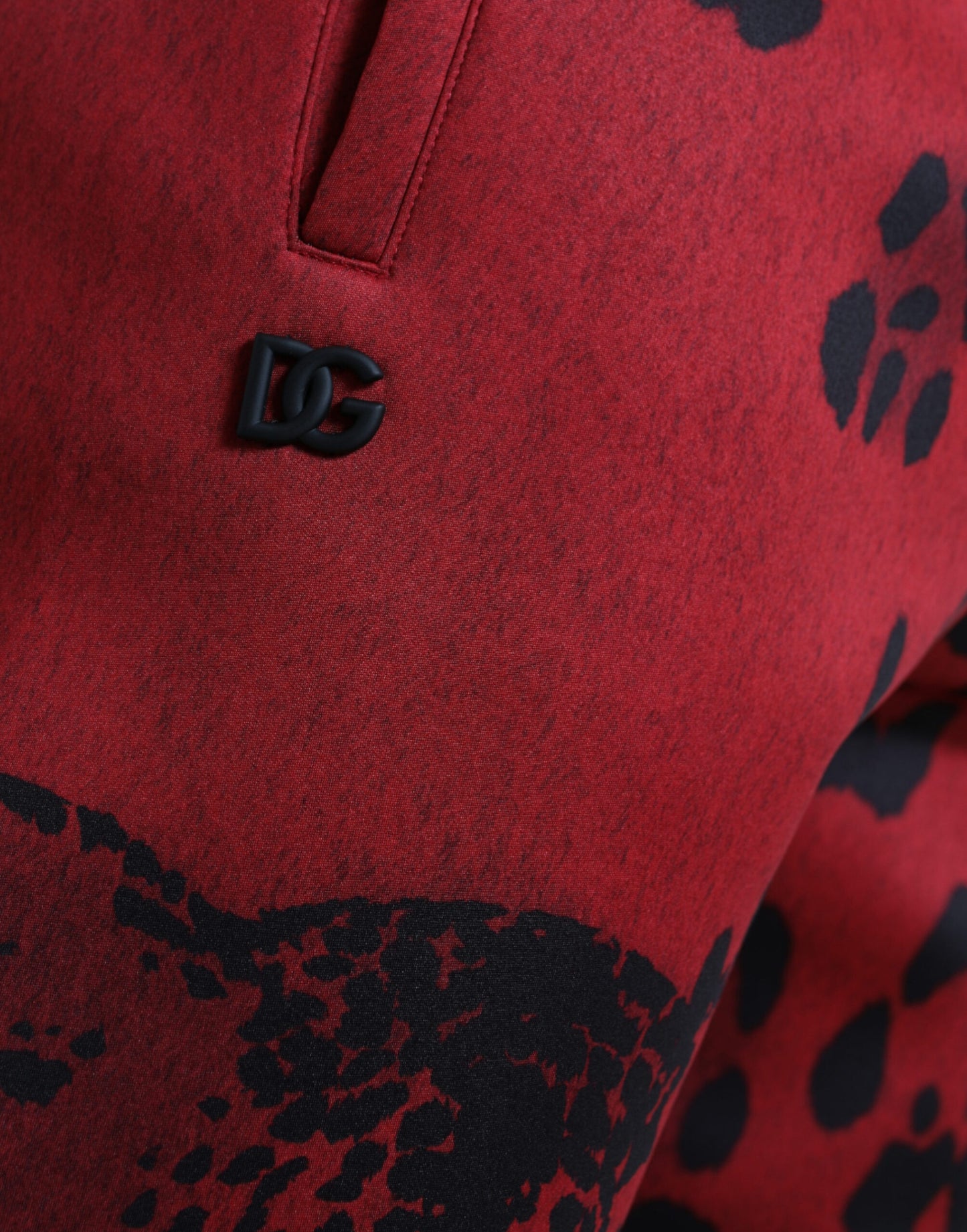 Elegantes pantalones deportivos con estampado de leopardo en rojo y negro