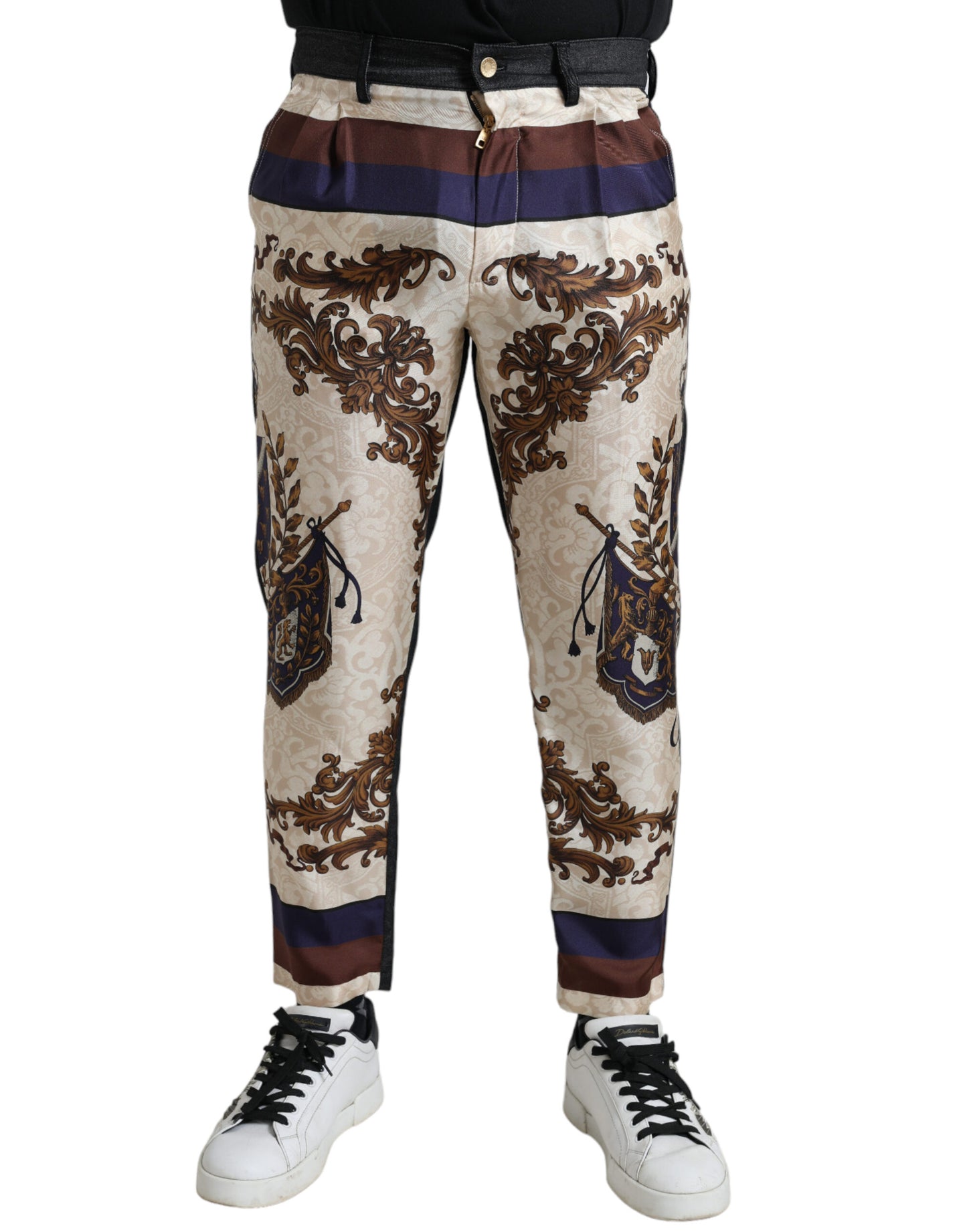 Elegantes pantalones ajustados de seda con estampado heráldico