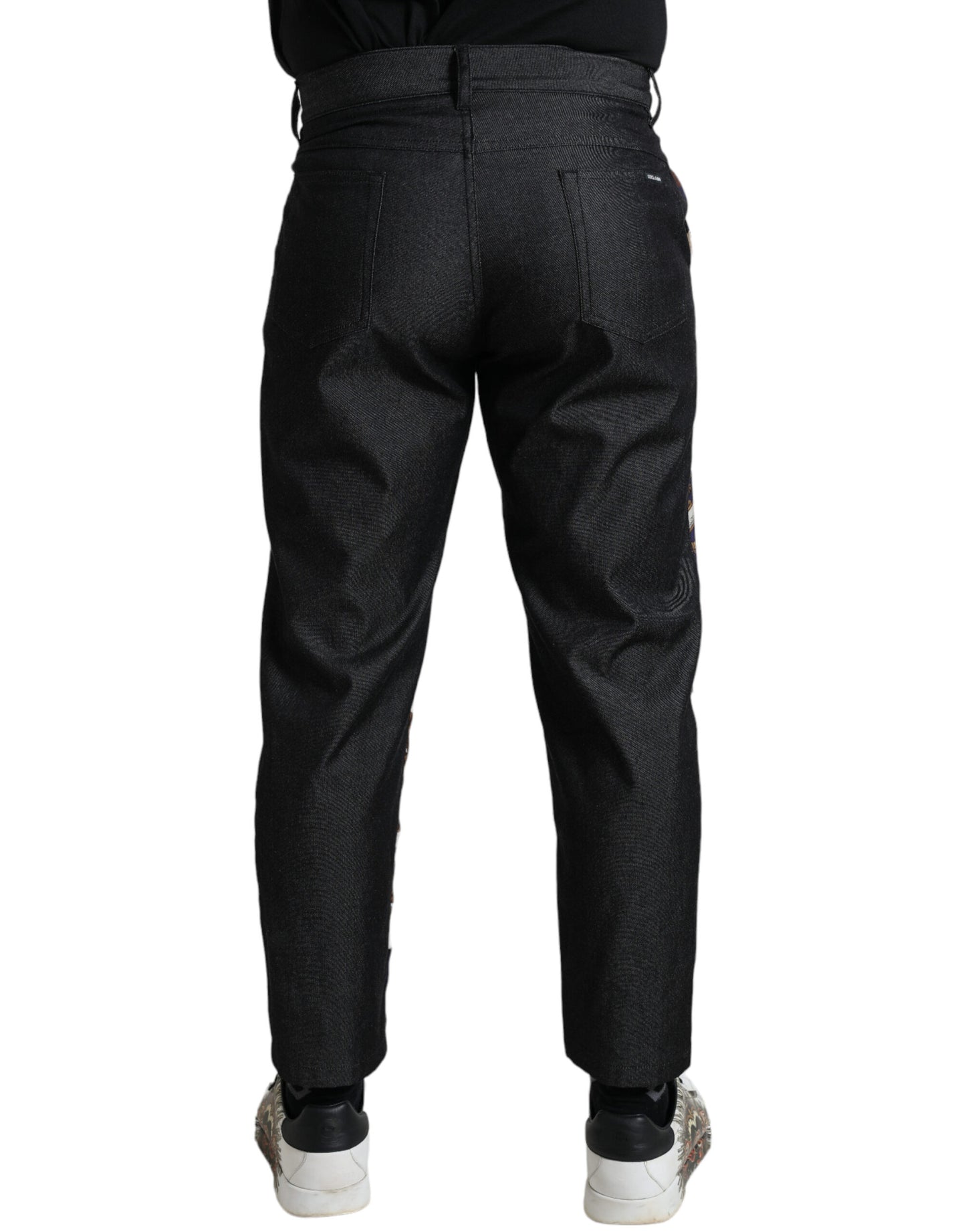 Elegantes pantalones ajustados de seda con estampado heráldico