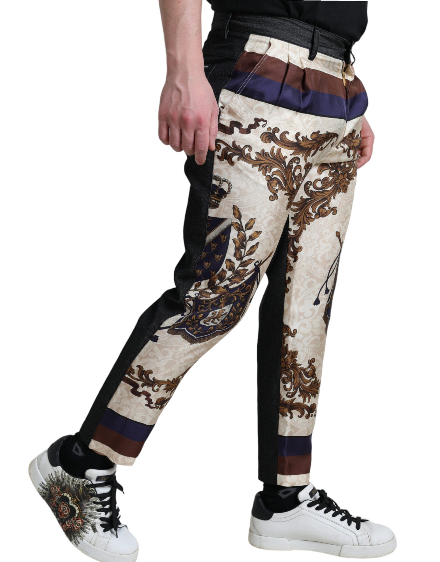 Elegantes pantalones ajustados de seda con estampado heráldico